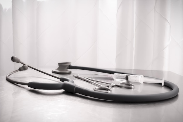 Close-up de equipamento médico na mesa