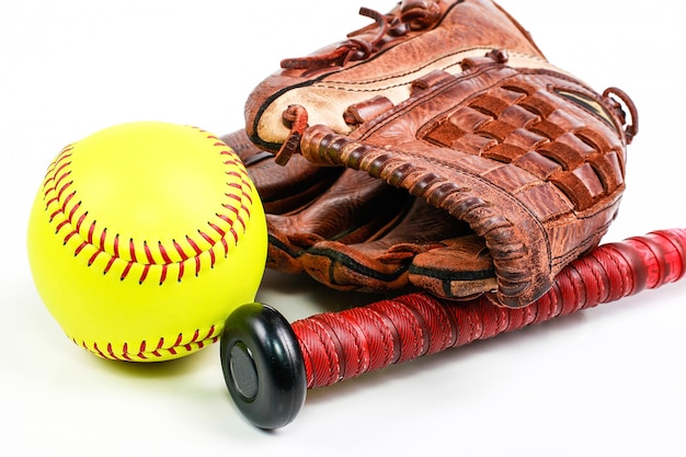 Foto close-up de equipamentos de beisebol contra fundo branco