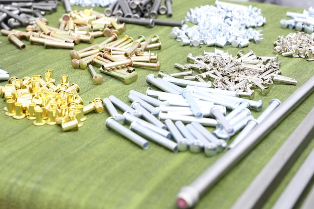 Foto close-up de equipamentos metálicos sobre a mesa