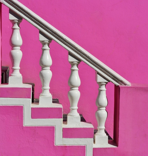 close-up de escadas cor de rosa em uma casa em Bo Kaap na Cidade do Cabo