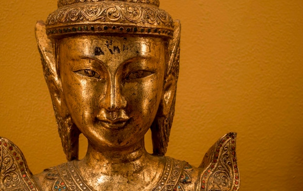 Close-up de escultura contra a parede amarela em um teatro histórico