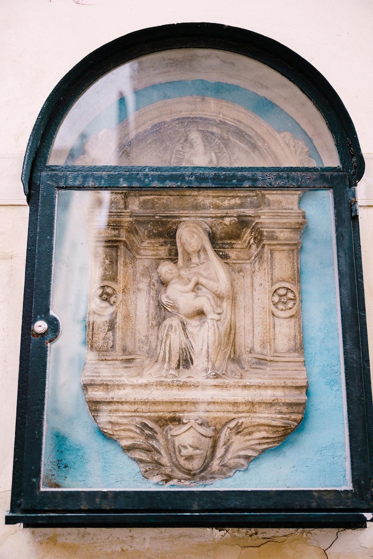 Foto close-up de escultura contra o edifício