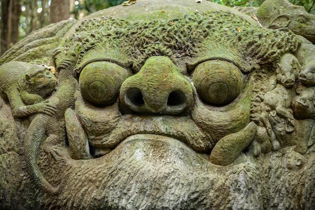 Foto close-up de escultura de animais na floresta de macacos