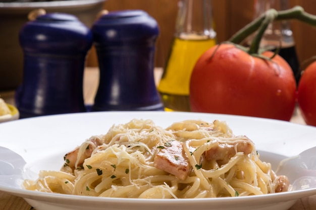 Close-up de espaguete com carbonara em prato na mesa
