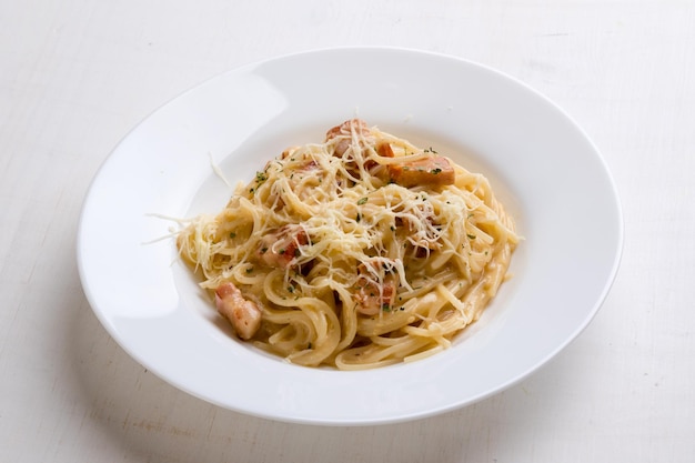 Close-up de espaguete com carbonara em prato na mesa