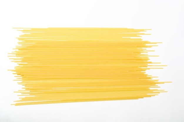 Close-up de espaguete sobre fundo branco