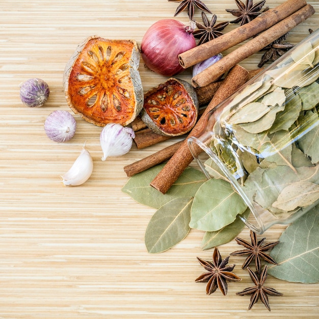 Close-up de especiarias e legumes na mesa