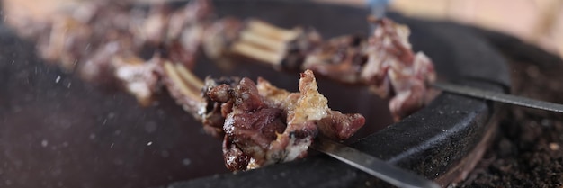 Close-up de espigas de carne em churrasco piquenique em fogo aberto Cozinhar de shish kebab BBQ e conceito de piqueniche