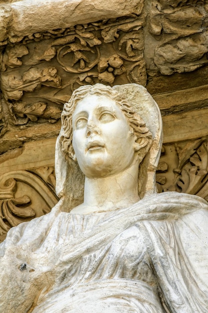 Close-up de estátua de anjo contra o templo