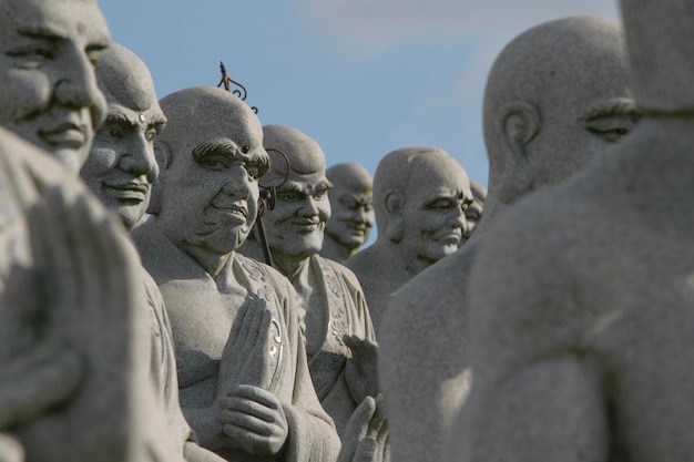 Close-up de estátuas de Buda contra o céu