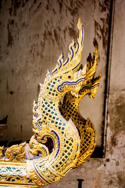 Close-up de estátuas de dragões chineses contra a parede