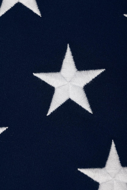 Close up de estrelas brancas bordadas no cantão azul de lona de algodão pesado bandeira nacional dos EUA, símbolo do patriotismo americano, vista de ângulo elevado, diretamente acima