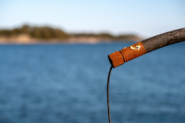 Foto close-up de estrutura metálica contra o mar contra o céu