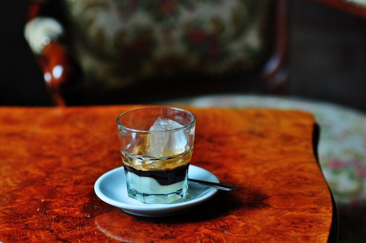Foto close-up de expresso com gelo em copo na mesa