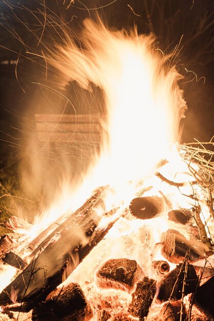 Foto close-up de faíscas de fogo à noite