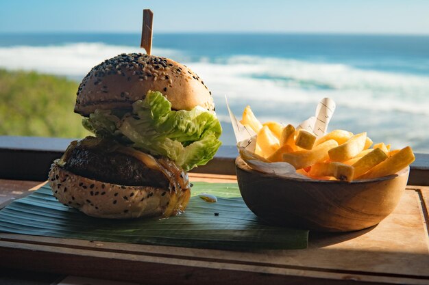 Close-up de fast food servido em uma tábua de cortar