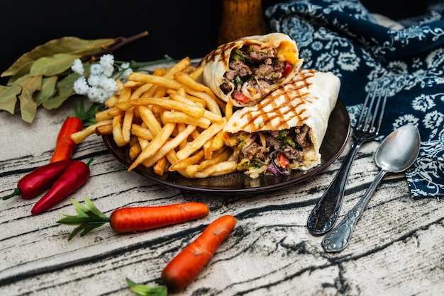Close-up de fast food servido na mesa