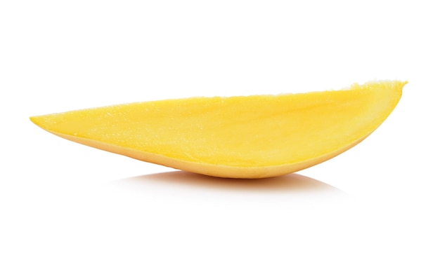Close-up de fatia de laranja contra fundo branco