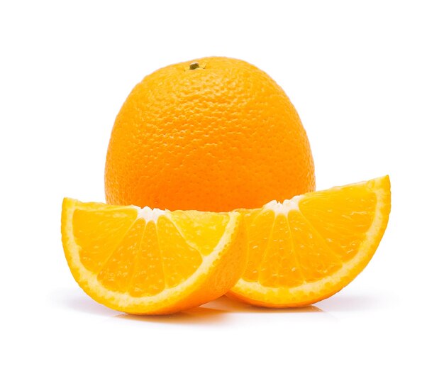 Foto close-up de fatia de laranja contra fundo branco
