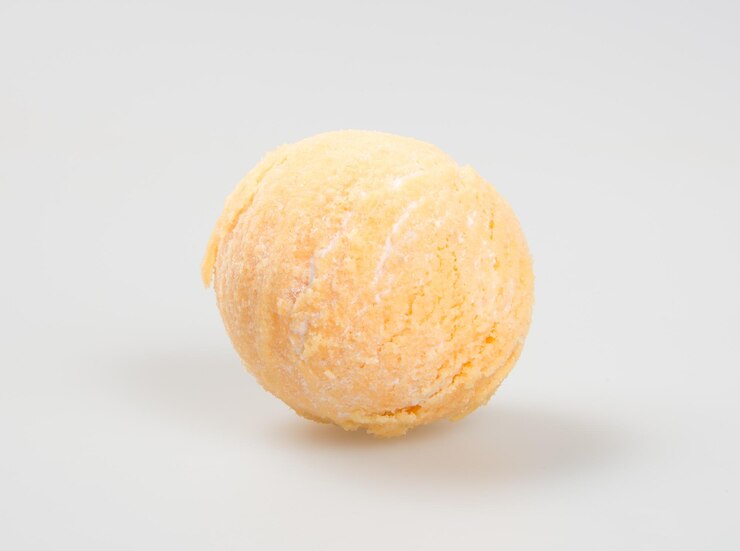 Foto close-up de fatia de laranja sobre fundo branco