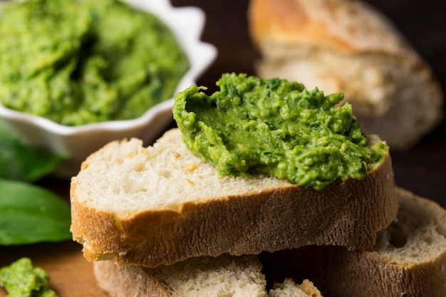 Close-up de fatia de pão e guacamole