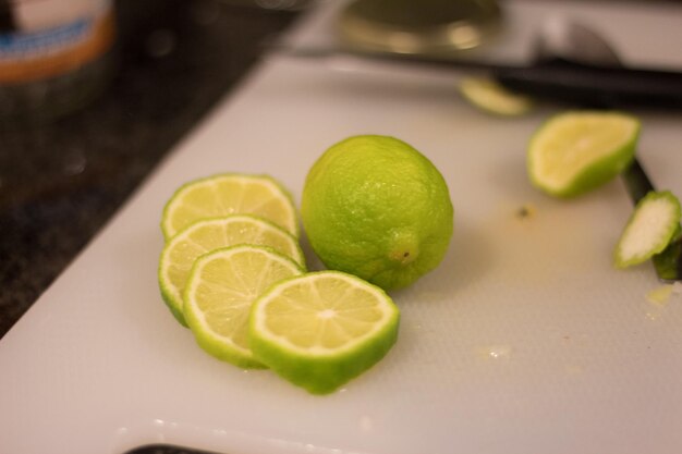Foto close-up de fatias de limão na tábua de cortar