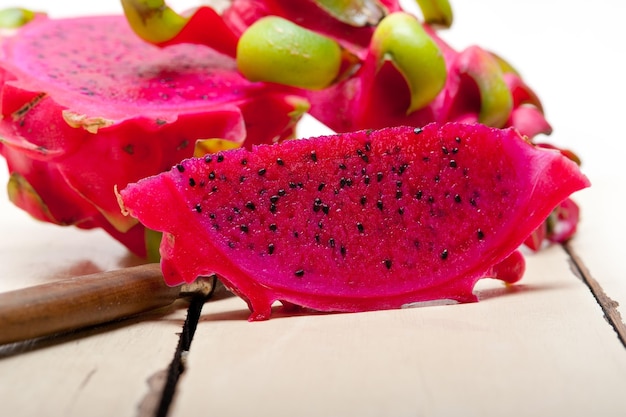 Close-up de fatias de pitaya na mesa