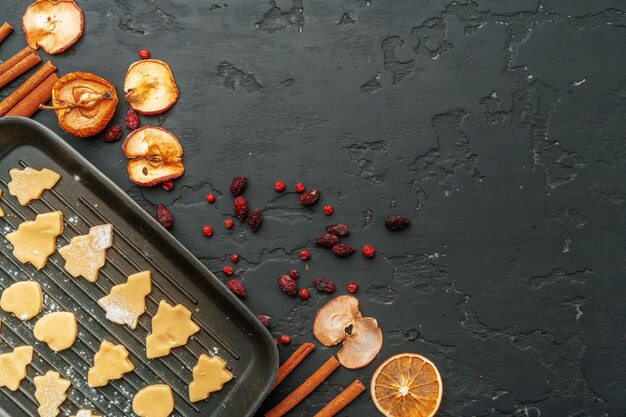 Close-up de fazer processo de biscoitos de gengibre de natal de férias