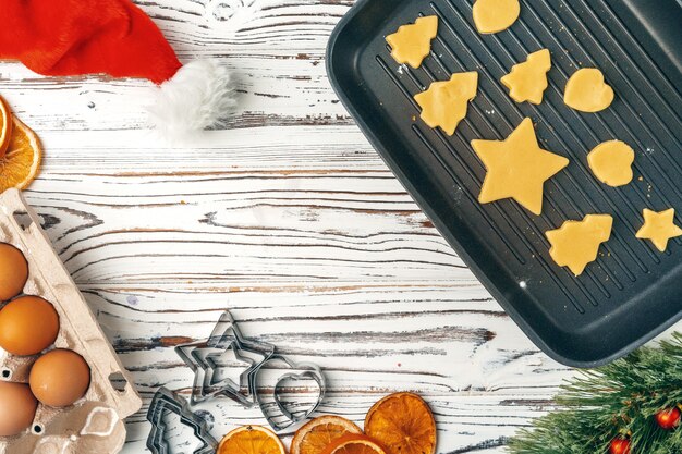 Close-up de fazer processo de biscoitos de gengibre de natal de férias