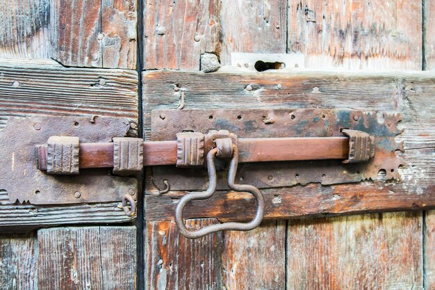 Close-up de fechadura de metal enferrujado em porta de madeira