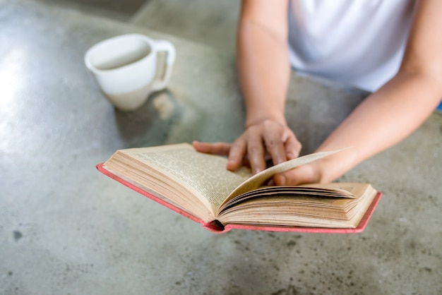 Close-up, de, femininas, frente, livro aberto