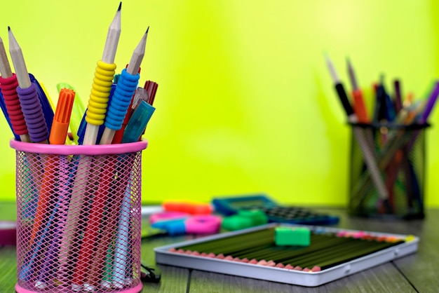 Foto close-up de ferramentas de escola em um fundo amarelo