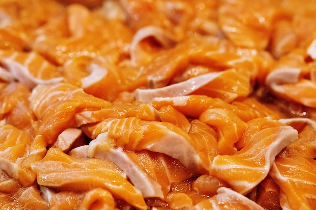 Close-up de filetes de fatias de salmão cru fresco