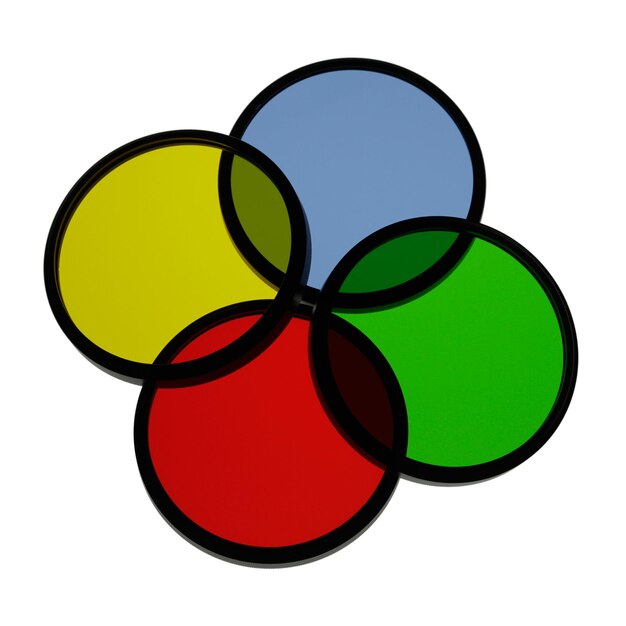 Close-up de filtros ópticos coloridos contra fundo branco