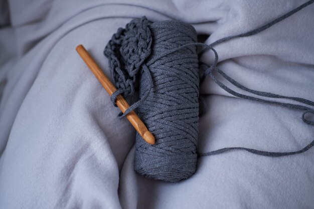 Close-up de fio de tricô e agulha de crochê. Trabalho manual