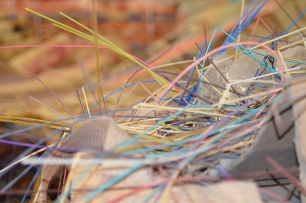 Close-up de fios de tecelagem coloridos de tapete na fábrica de têxteis