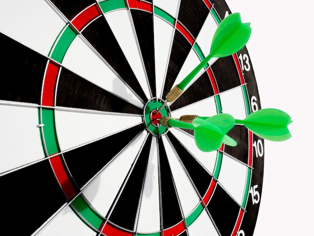 Close-up de flecha no dartboard contra fundo branco