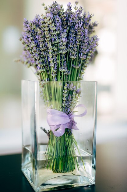 Foto close-up de flor roxa em vaso de vidro