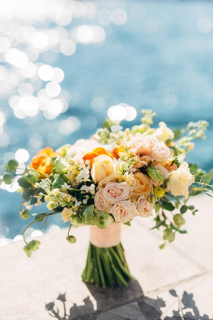 Close-up de flores brancas em vaso