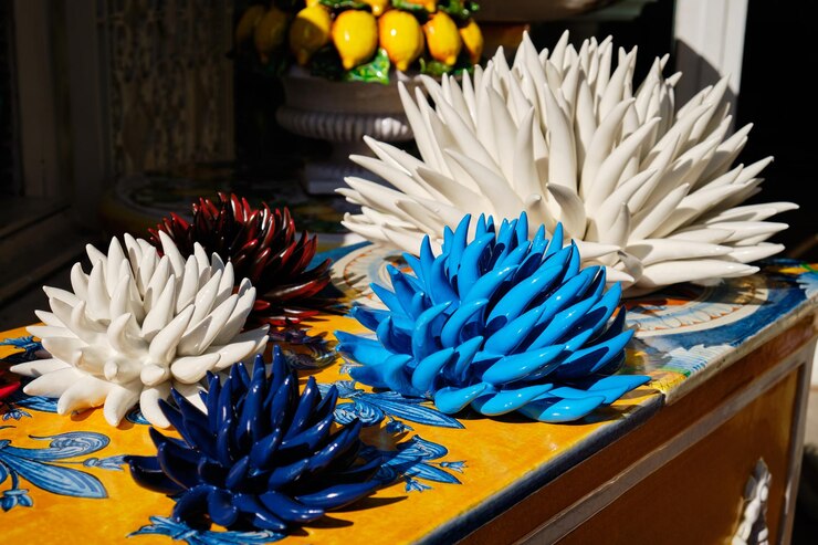 Foto close-up de flores brancas na mesa