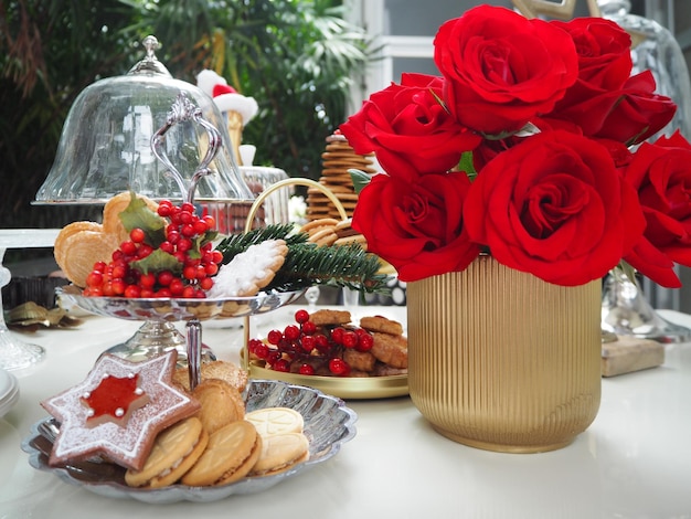 Foto close-up de flores de rosas de comida em vaso na mesa