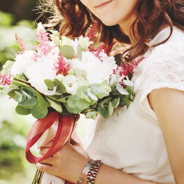 Foto close-up de flores do casamento nas mãos