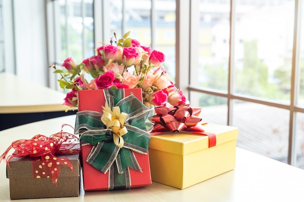 Foto close-up de flores e caixas de presentes na mesa