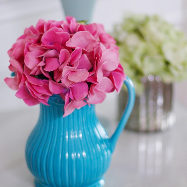 Foto close-up de flores em vaso sobre a mesa