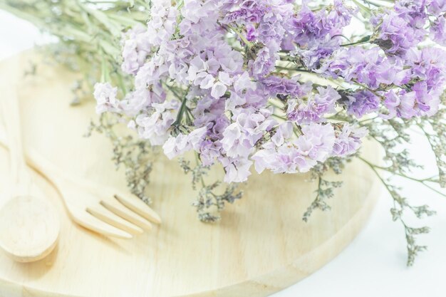 Foto close-up de flores na mesa