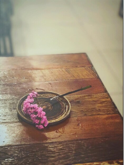 Foto close-up de flores na mesa