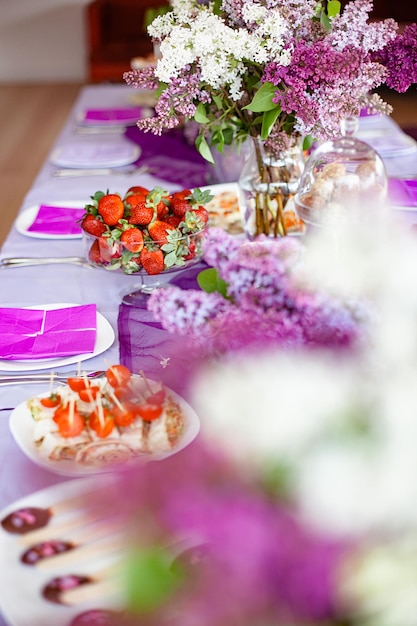 Foto close-up de flores na mesa