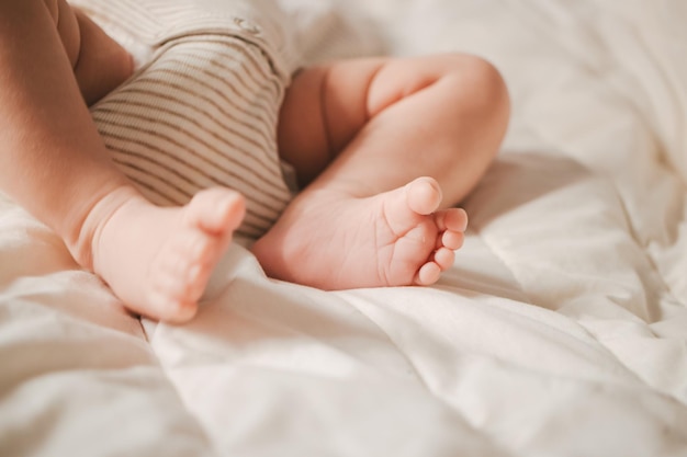 Close-up de foco suave de pés de bebê recém-nascido em um cobertor branco