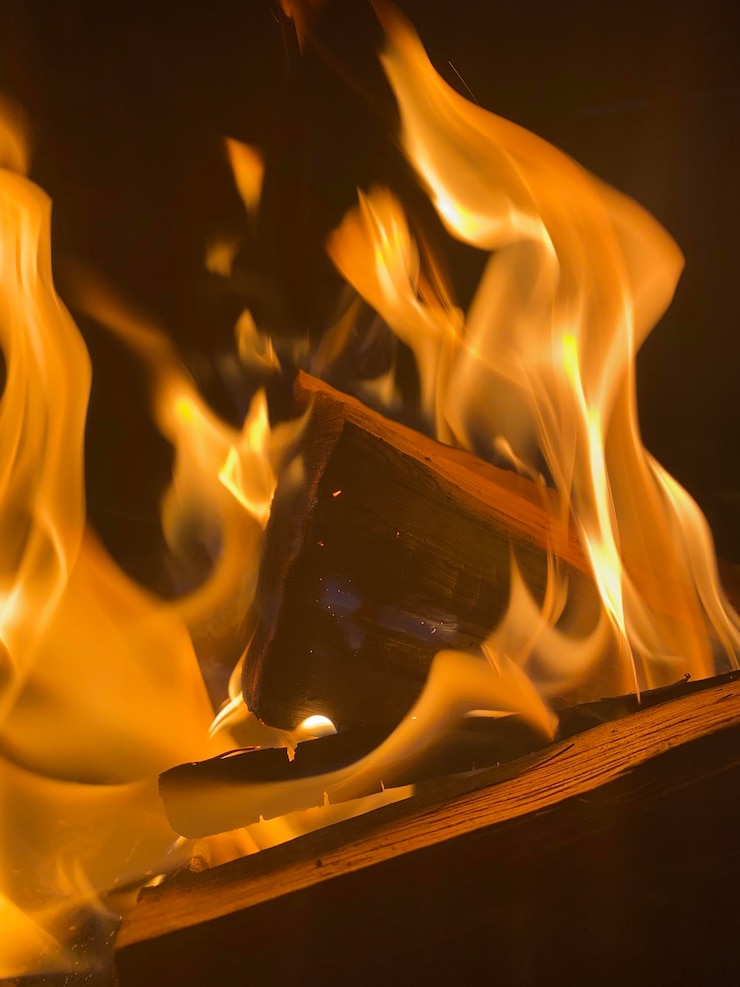 Foto close-up de fogo contra fundo preto