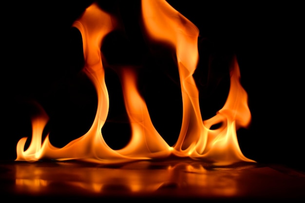 Close-up de fogo contra fundo preto